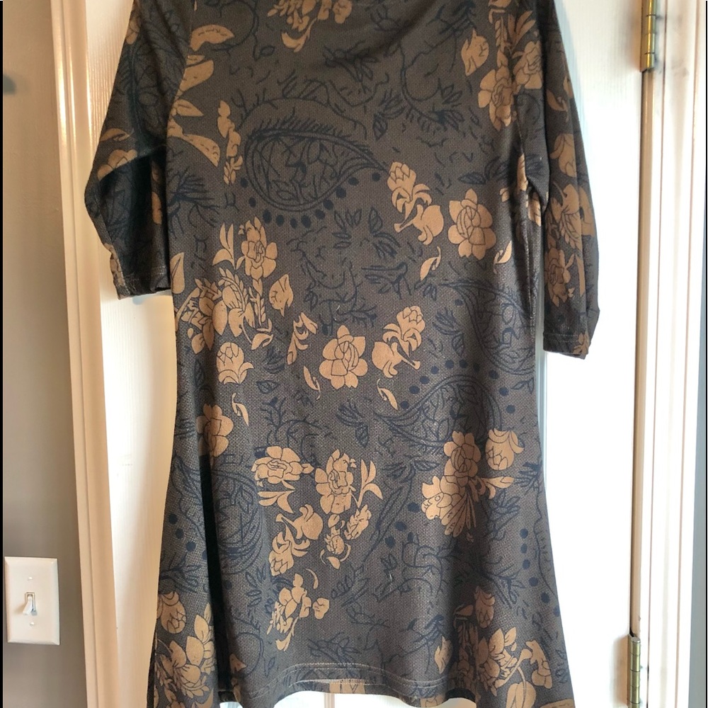 Brown floral/paisley scoop neck top for leggings